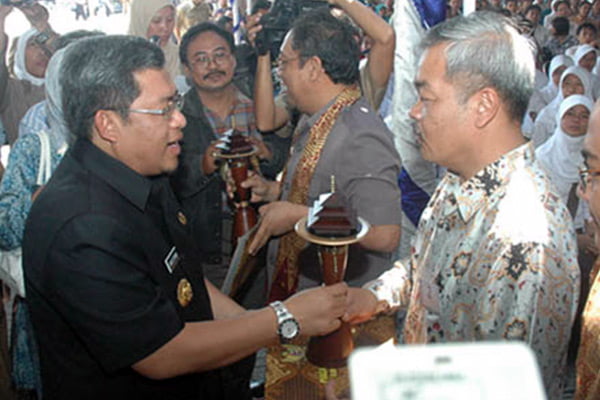 Penghargaan Gubernur Jawa Barat sebagai Perguruan Tinggi Terbaik di Jawa Barat Dalam Penciptaan Lapangan Kerja