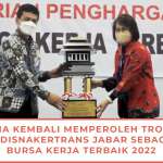 Lpkia kembali memperoleh trophy kadisnakertrans jabar sebagai bursa kerja terbaik.